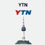 도시 스카이라인 위로 YTN과 연합뉴스를 상징하는 요소들이 중앙에 배치되고, 과거의 신문 기사 이미지와 현재의 스마트폰 뉴스 앱 화면이 양쪽에 연결된 모습.