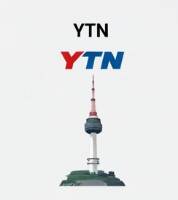 도시 스카이라인 위로 YTN과 연합뉴스를 상징하는 요소들이 중앙에 배치되고, 과거의 신문 기사 이미지와 현재의 스마트폰 뉴스 앱 화면이 양쪽에 연결된 모습.