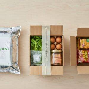 SSG.COM, COUPANG Fresh, MARKET KURLY 세 가지 새벽배송 서비스 로고가 나란히 배열되어 있고, 각 로고 아래에는 해당 서비스의 특징을 보여주는 듯한 신선한 식재료나 포장된 상품들이 그룹으로 배치되어 있으며, 영문으로 서비스 설명이 기재되어 있다.