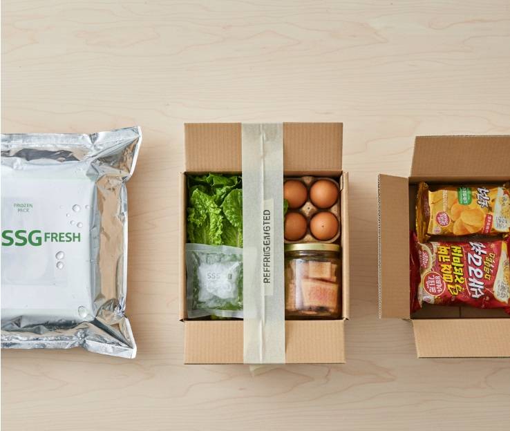 SSG.COM, COUPANG Fresh, MARKET KURLY 세 가지 새벽배송 서비스 로고가 나란히 배열되어 있고, 각 로고 아래에는 해당 서비스의 특징을 보여주는 듯한 신선한 식재료나 포장된 상품들이 그룹으로 배치되어 있으며, 영문으로 서비스 설명이 기재되어 있다.