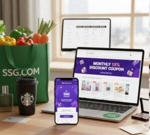 G마켓 웹사이트가 열린 노트북과 'SSG닷컴 Universe Benefits Overview'가 보이는 스마트폰이 놓인 책상. 노트북에는 'MONTHLY 15% DISCOUNT COUPON' 문구가 보입니다.