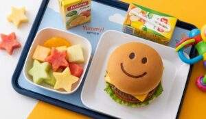 웃는 얼굴 모양 햄버거와 별 모양 과일이 담긴 싱가포르 항공 Yummy! 키즈밀 식판