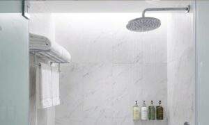 창이공항 라운지 내 완비된 샤워 시설, 수건과 고급 어메니티, 대리석 인테리어