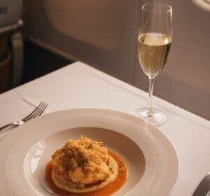 이코노미 클래스(왼쪽, 좁은 파란색 좌석)와 프리미엄 이코노미 클래스(오른쪽, 넓고 편안한 황갈색 좌석)의 다리 공간과 좌석 너비를 비교하는 3D 일러스트레이션.