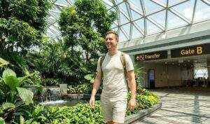 싱가포르 창이공항 환승 시 겨울 패딩에서 여름 옷으로 환복, 쾌적한 환승 터미널 시설 및 분위기