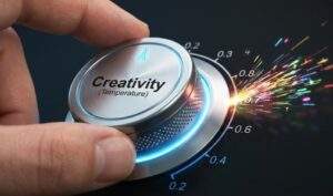 구글 AI 스튜디오 시스템 프롬프트: 'Creativity (Temperature)'라고 적힌 금속 조절 손잡이를 손으로 돌리고 있는 모습. 높은 숫자로 갈수록 화려한 불꽃이 튀며 창의성이 높아짐을 시각적으로 표현하고 있다.