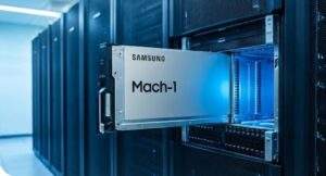 파란색 조명이 감도는 최신 데이터센터 서버실에서 'SAMSUNG Mach-1' 로고가 선명하게 새겨진 서버 블레이드가 랙에 장착되고 있다. 마하1 칩이 실제 대규모 컴퓨팅 환경에서 AI 추론용으로 사용되는 모습을 실감 나게 보여준다.