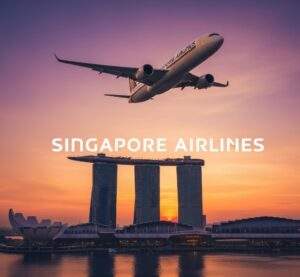 싱가포르 마리나 베이 샌즈 위를 석양 속에서 비행하는 싱가포르 항공 비행기