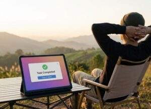 자연 속에서 캠핑 의자에 앉아 여유롭게 풍경을 바라보는 사람 옆 테이블의 태블릿 화면에 Opal AI 에이전트가 작업을 완료했다는 알림이 떠 있는 모습.