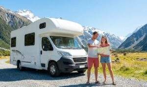 뉴질랜드 오클랜드 공항 오전 도착 후 캠핑카 렌트 및 남섬 여행 시작, 맑은 날씨와 커플 여행객