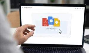 사용자가 노트북 화면의 구글 AI 스튜디오 업로드 박스에 PDF 보고서, MP4 영상 파일, 파이썬 코드 파일을 마우스로 동시에 드래그 앤 드롭하여 멀티모달 분석을 준비하는 실제 작업 환경을 담은 사진.