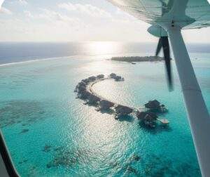 몰디브 신혼여행 중 수상비행기 창문 밖으로 보이는 몰디브 럭셔리 워터빌라 리조트와 에메랄드빛 라군 전경.