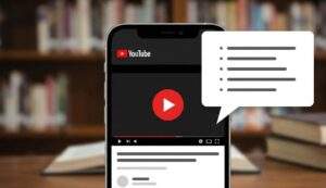 스마트폰 화면에 재생 중인 유튜브 비디오에서 말풍선이 튀어나와 핵심 내용이 글머리 기호로 요약된 모습, 배경은 흐릿한 도서관