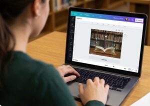 학생이 노트북으로 캔바 에디터 화면의 눈금자와 가이드선을 활용해 이미지와 텍스트를 정렬하는 모습