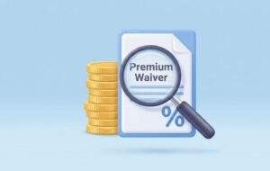 쌓여있는 황금 동전 더미 옆에 'Premium Waiver'와 퍼센트(%) 기호가 적힌 문서를 돋보기가 확대해서 보여주는 3D 아이콘. 보험료 납입 면제를 통한 금전적 이득을 상징.